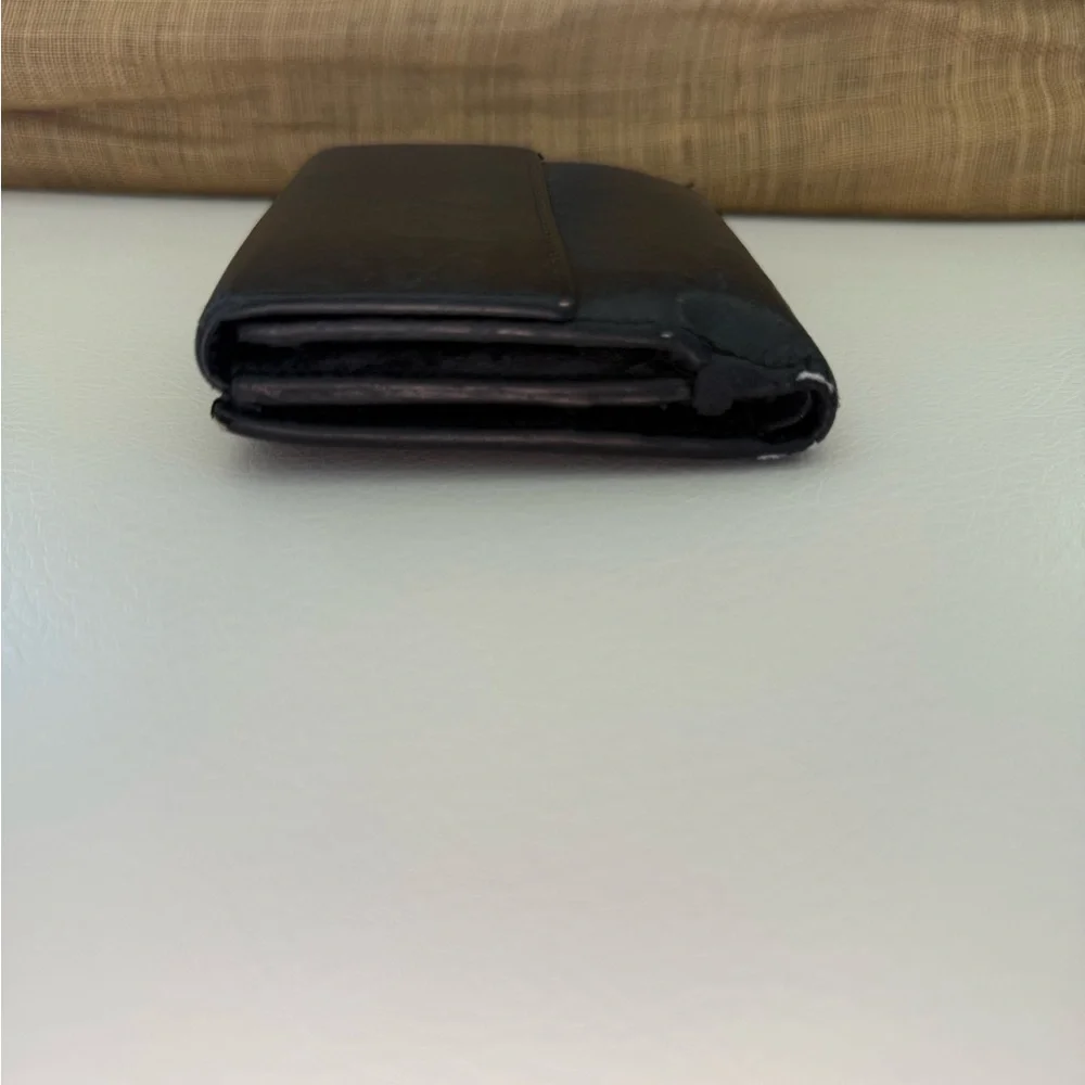 Gucci Black Wallet with Gold Hardware - Picture 4 of 7